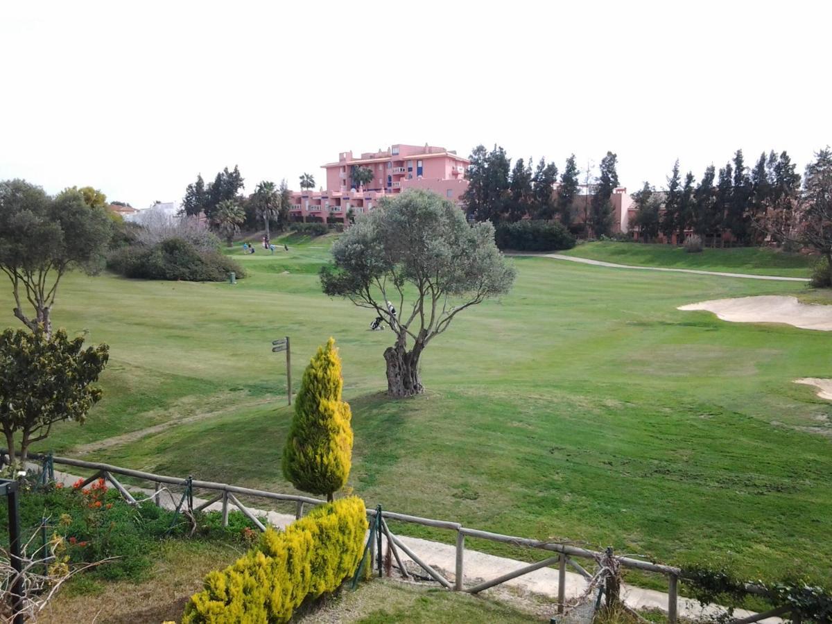Olhando Um Campo De Golf Islantilla Kültér fotó